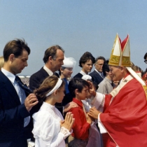 Pope-John-Paul-II-Coventry-airport-1982 large-1